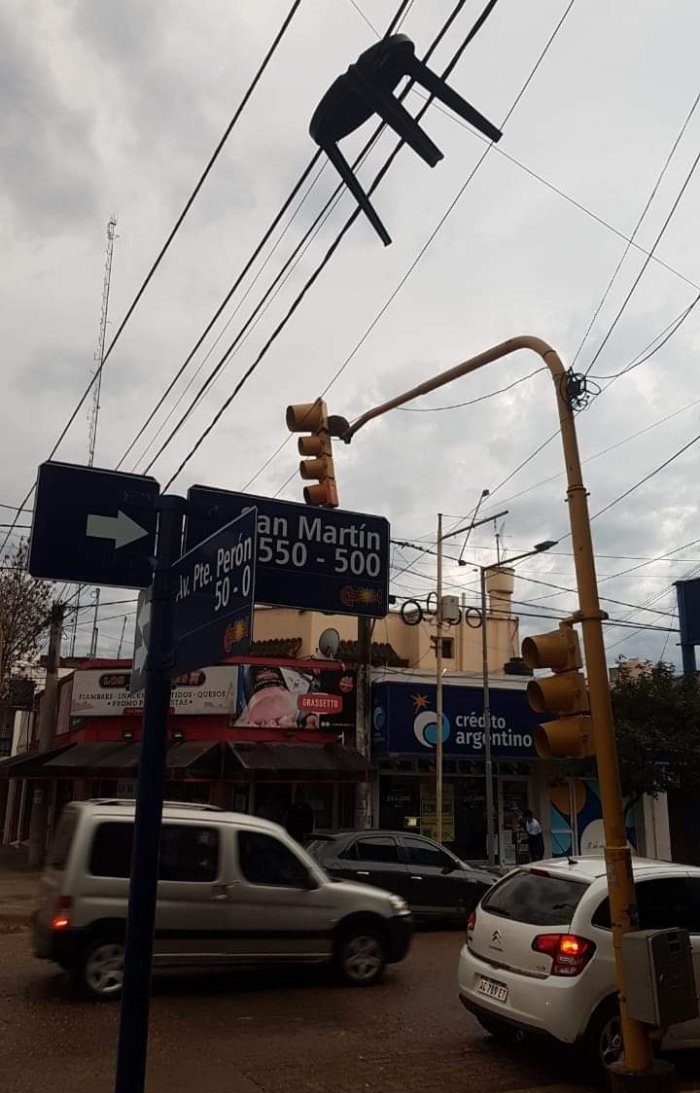 "Mesa voladora": fotograf&iacute;a tomada en la esquina de Per&oacute;n y San Mart&iacute;n, que se volvi&oacute; viral.