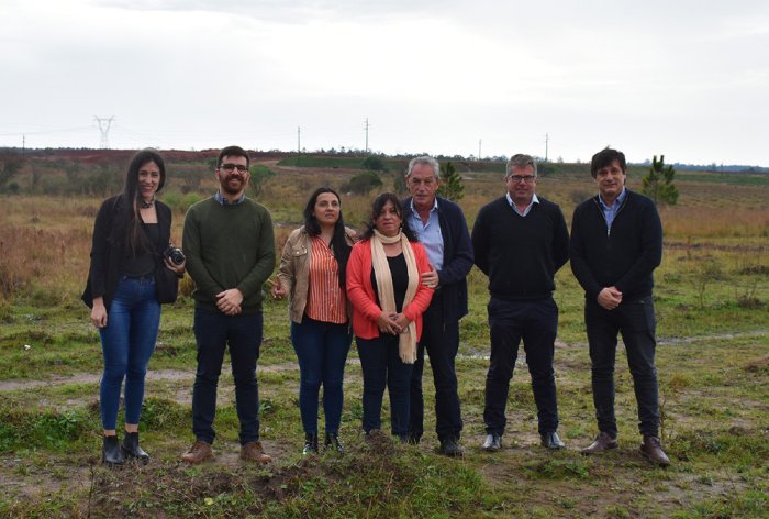Caviglia, tercero desde la derecha, visit&oacute; el predio donde se emplazar&aacute; el Parque Industrial Ladrillero.