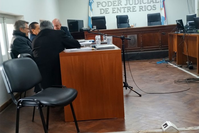 Di&aacute;logos entre los defensores en la previa a la audiencia
