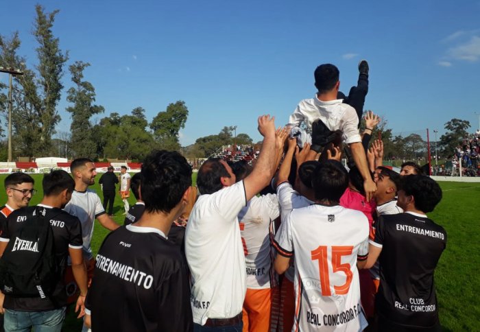 Otro momento de los festejos en cancha de Libertad (foto: Mauricio Solis).