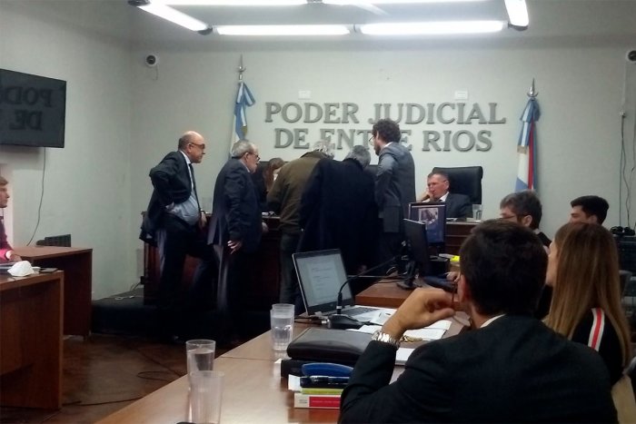 Tribunal, partes y el testigo, observando un plano de Los Charr&uacute;as