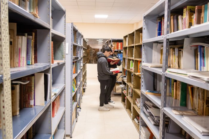 La biblioteca "C&aacute;ndido Etcheverry" fue reubicada en un nuevo sal&oacute;n durante este 2022.