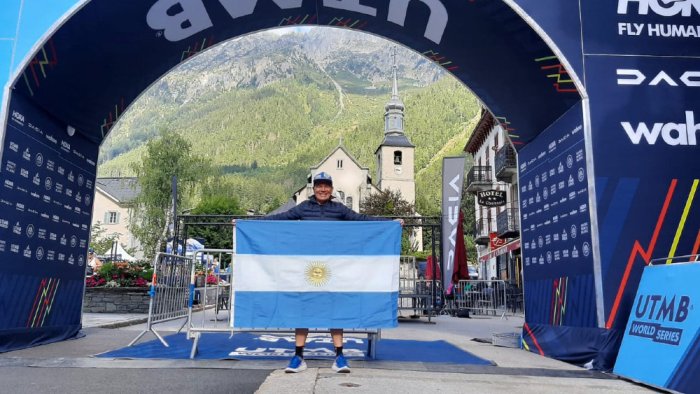 Abanderado argentino en Francia fue el de Concordia.