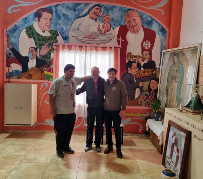 El funcionario concordiense, junto a curas villeros en La Matanza.
