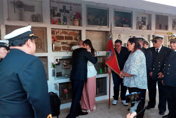 El abrazo que expresa la emoci&oacute;n del momento