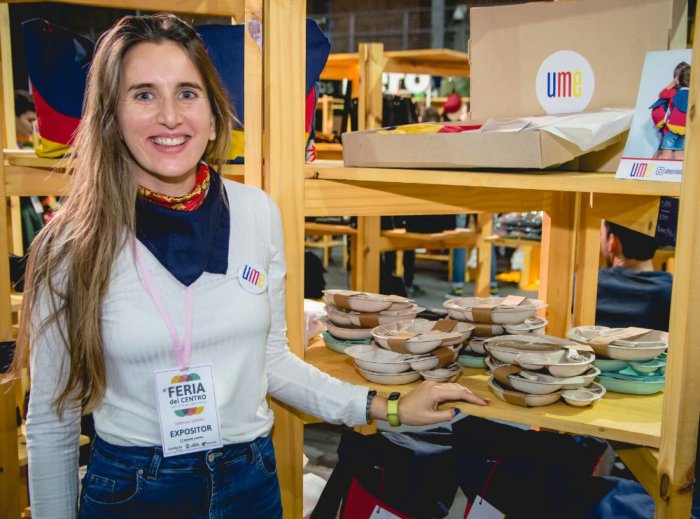 Maru llev&oacute; sus mochilas de dise&ntilde;o a la Feria del Centro.