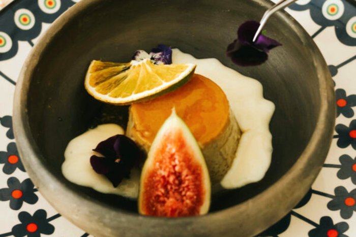 Flan de nuez pecan con mermelada de yacarati&aacute; (Foto: Agust&iacute;n Fern&aacute;ndez).