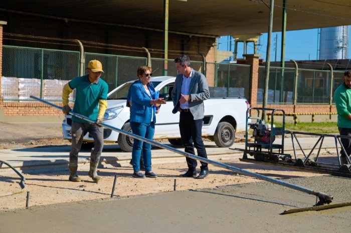 Recorri&oacute; la obra de pavimentaci&oacute;n en calle Pr&oacute;spero Bovino, junto a Mireya L&oacute;pez Bernis.