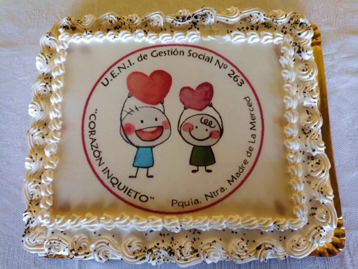 Como en toda celebraci&oacute;n no falt&oacute; la torta con el logo del nuevo jard&iacute;n.