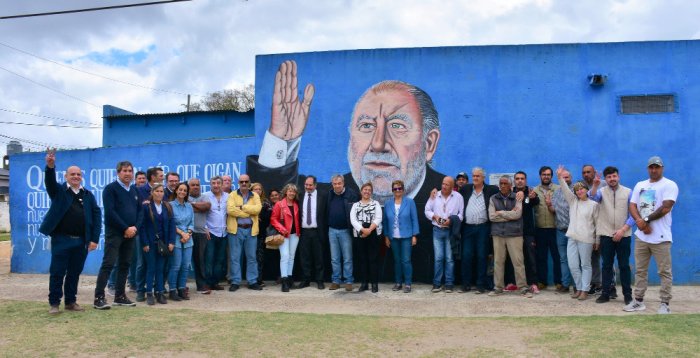 El mural se descubri&oacute; el d&iacute;a en que Busti hubiera cumplido 75 a&ntilde;os.