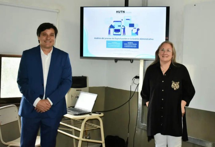 Fernando Barboza y Mariela Lanaro en una aula de la Facultad Concordia de UTN.