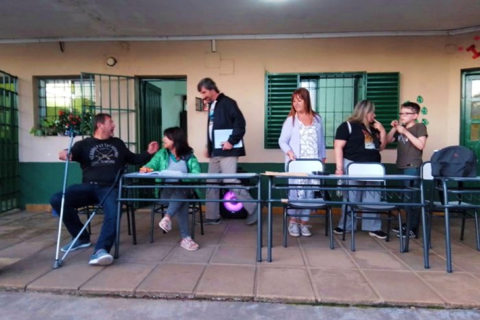 Gay, Giano y Di Lello entre las autoridades presentes en la escuela.