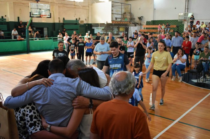 El abrazo de todos al colonense que deja las canchas a los 43 a&ntilde;os.