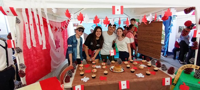El stand de Canad&aacute; con estudiantes de 6&ordm;B.