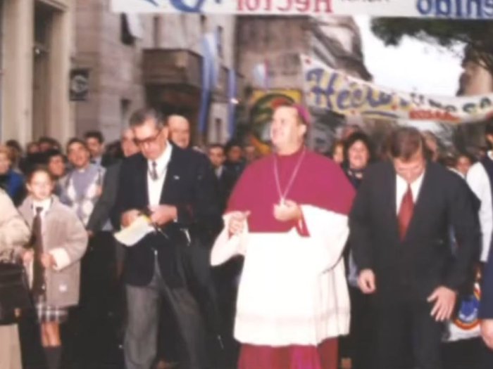 Hubo una masiva recepci&oacute;n a monse&ntilde;or Cardelli, el lluvioso d&iacute;a de su llegada.