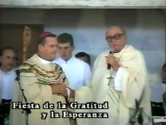 El d&iacute;a de la asunci&oacute;n: Cardelli junto a monse&ntilde;or Gerstner.