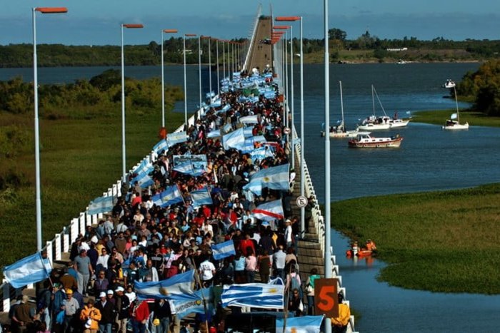 Piquete en el puente que une Gualeguaych&uacute; con Fray Bentos, en Uruguay. El corte se mantuvo durante cinco a&ntilde;os.
