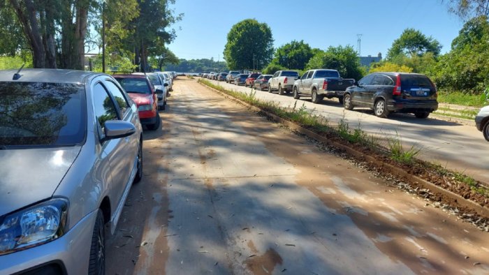 Autos por doquier en la nueva avenida Coldaroli.