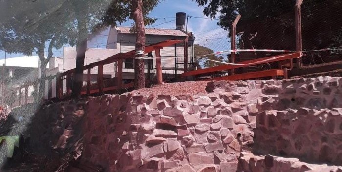 Una barra de madera, construida sobre el espacio p&uacute;blico para la circulaci&oacute;n peatonal.