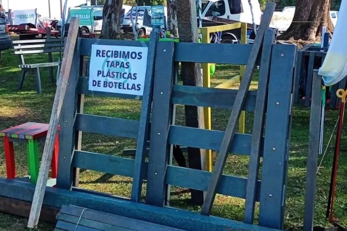 En una muestra, donde la empresa pide tapas pl&aacute;sticas de botellas.