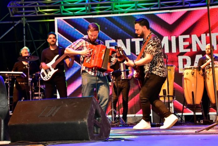 El "Gringo" Azcue, quien denunci&oacute; a Belderrain, de Cultura, por censura, tras invitaci&oacute;n de Cresto finalmente pudo actuar. Aqu&iacute;, en el escenario con Lucas Sugo