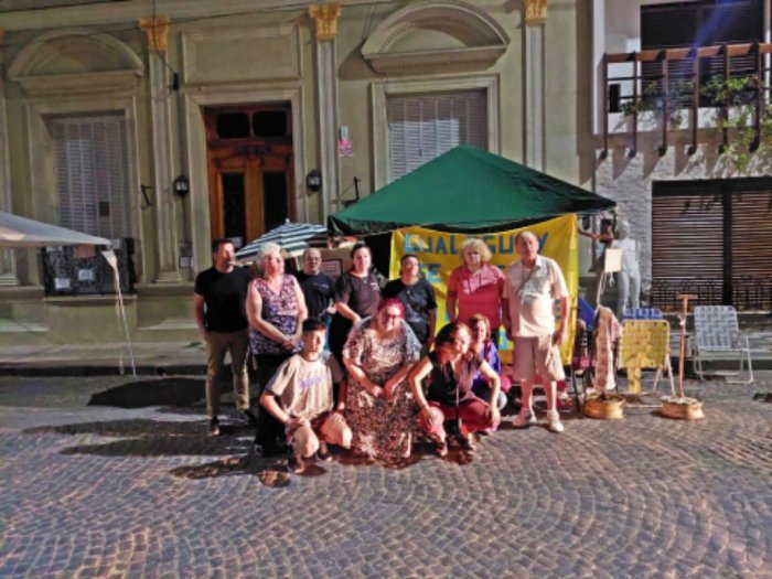 Familiares y amigos de Casualde protestan frente a los Tribunales de Gualeguay.