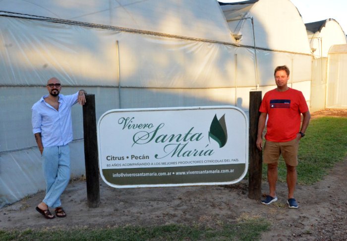 El cantante junto a Juan Pablo Passini, responsable de ventas del Vivero Santa Mar&iacute;a (foto: El Entre R&iacute;os)