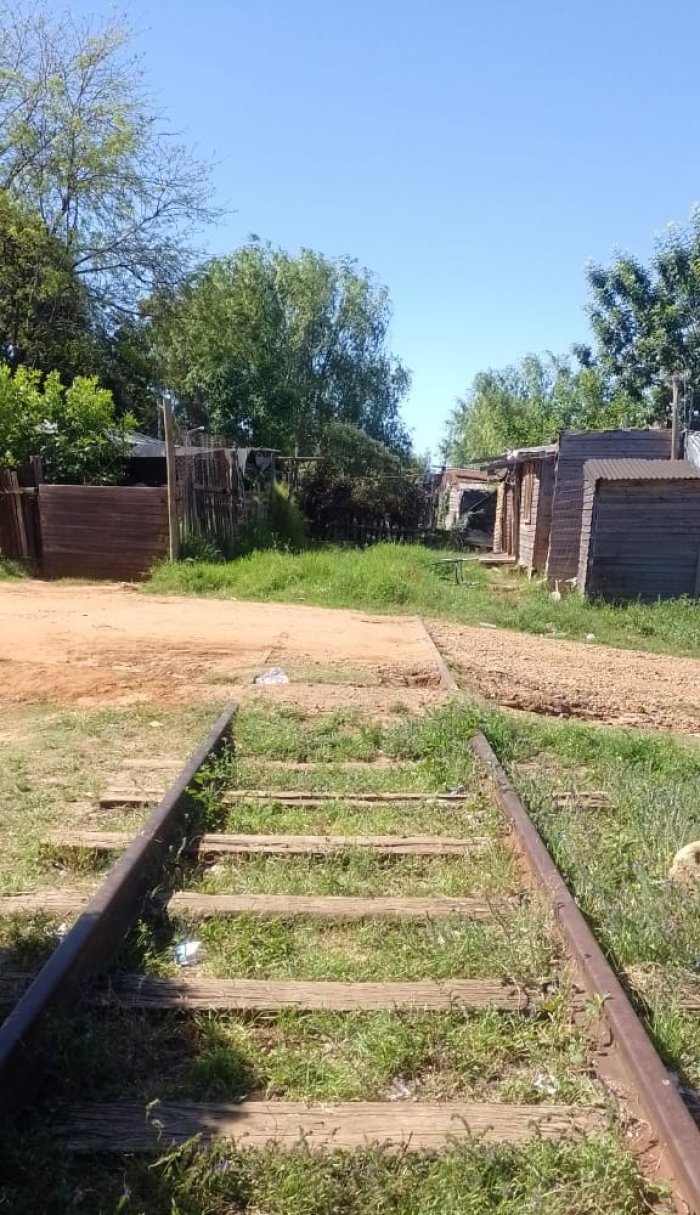 Hay viviendas intrusando el paso de un eventual tren por esas v&iacute;as.
