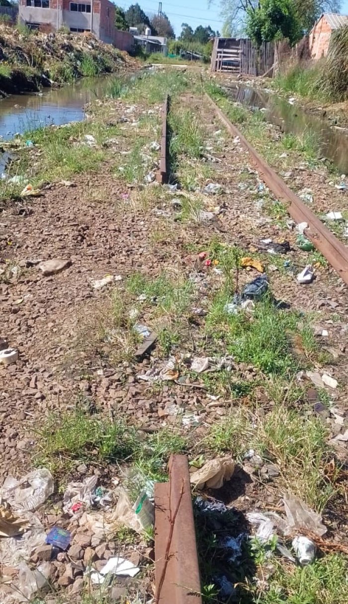 En algunos partes faltan tramos de las v&iacute;as.