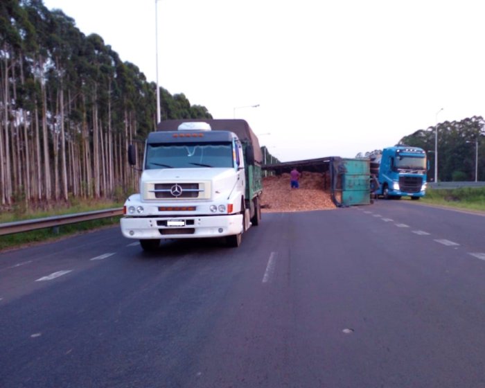 El cargamento qued&oacute; esparcido en la carpeta asf&aacute;ltica de la autov&iacute;a de la RN14.