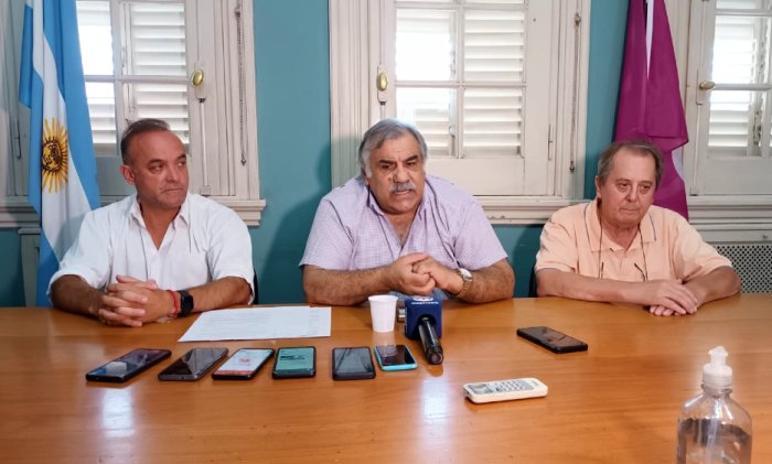 Mart&iacute;n Santana (izquierda) y Marcelo Spinelli (centro) fueron los oradores este lunes.
