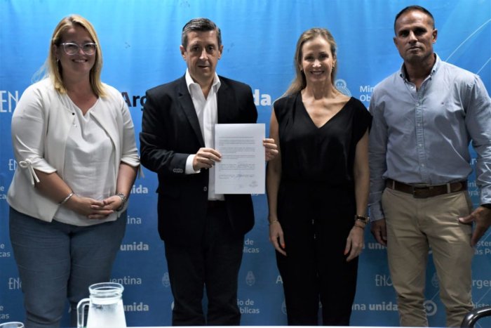 La foto tras la firma del contrato de obra para la instalaci&oacute;n de micromedidores en Concordia.