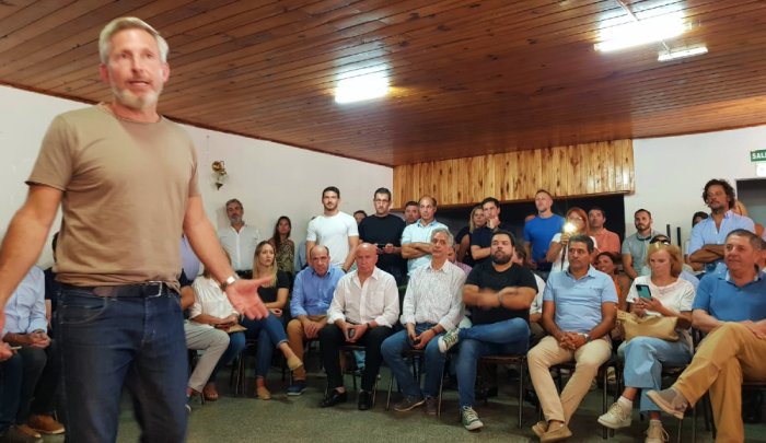 Rogelio Frigerio habl&oacute; ante la atenta escucha de Alfredo de &Aacute;ngeli, entre otros.