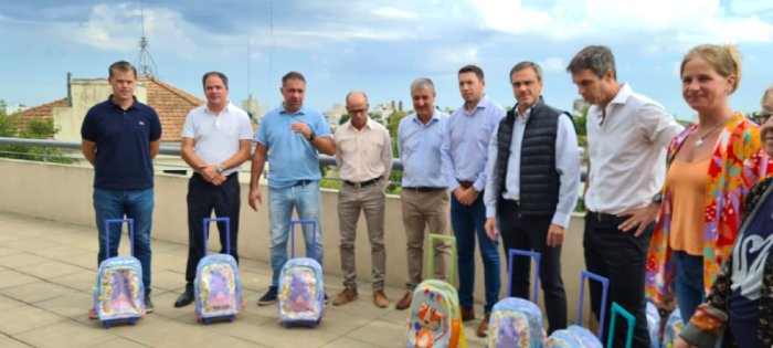 Piaggio y Cresto, entre los intendentes presentes en la entrega de mochilas.
