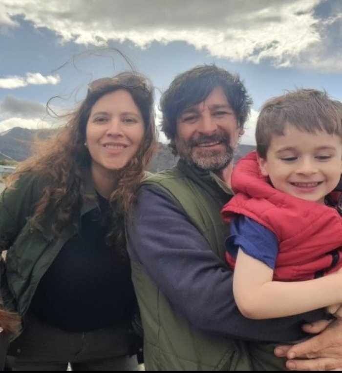 Eugenia en la actualidad, junto a su pareja e hijo.