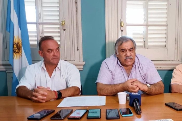 El contador Santana junto al abogado Marcelo Spinelli, vice y presidente respectivamente de la Cooperativa El&eacute;ctrica.