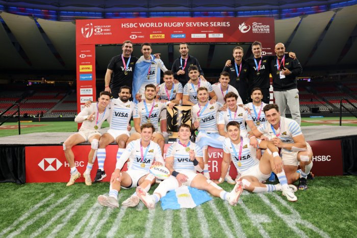 El PF de Concordia celebra como nuevo campe&oacute;n (est&aacute; de pie arriba, primero a la izquierda).