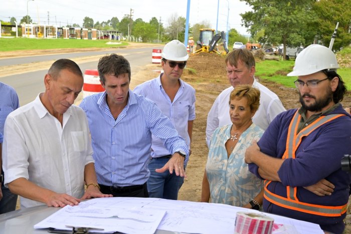 El intendente Enrique Cresto junto a la arquitecta Mireya L&oacute;pez Bernis.