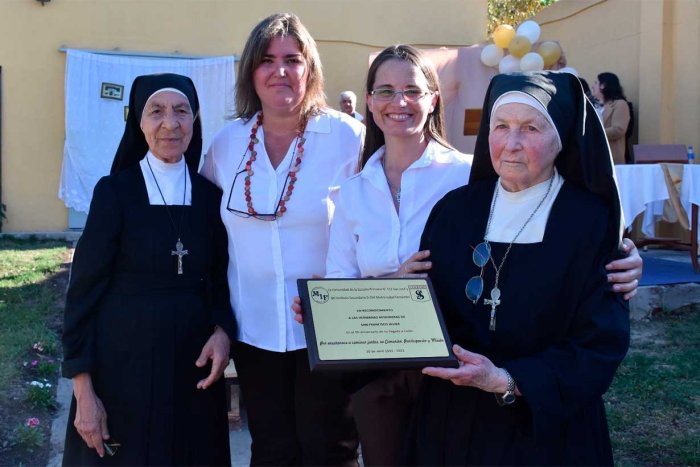 Las religiosas Fern&aacute;ndez y Rorh, junto a las apoderadas legales de la instituci&oacute;n
