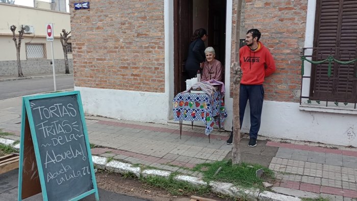 La abuela no quiso perderse de vender sus tortas fritas