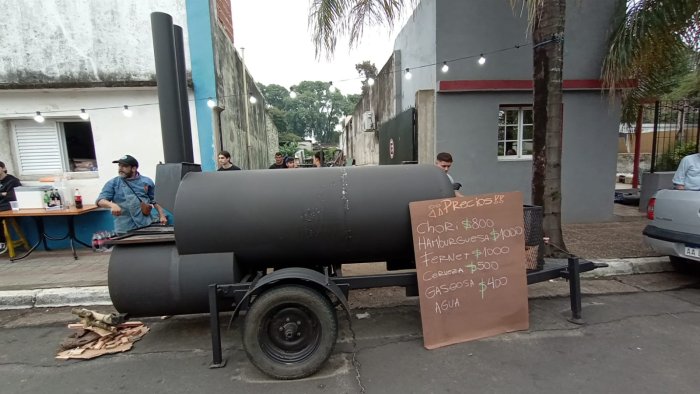 Los vecinos se ubican afuera de sus casas a vender comida