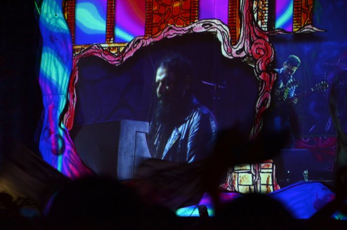 Yamil tocando el teclado junto a La Renga, este s&aacute;bado en el escenario de Concordia.