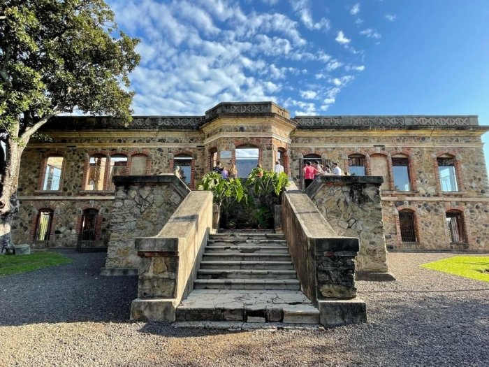 La fachada que mira al r&iacute;o del palacio ubicado en una de las lomadas de San Carlos.