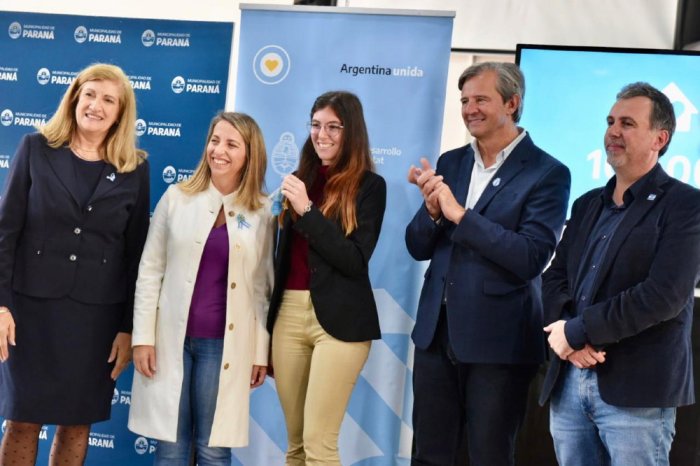 Negro junto a la vicegobernadora Stratta, la ministra Romero y el intendente Bahl.