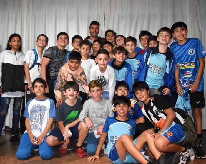 Senesi junto a chicos de la categor&iacute;a 2011, este martes.