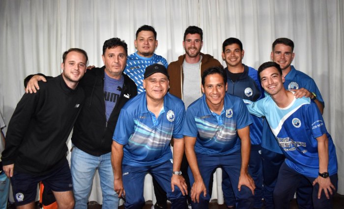 Los profes de Salto Grande con el defensor de la Premier League.