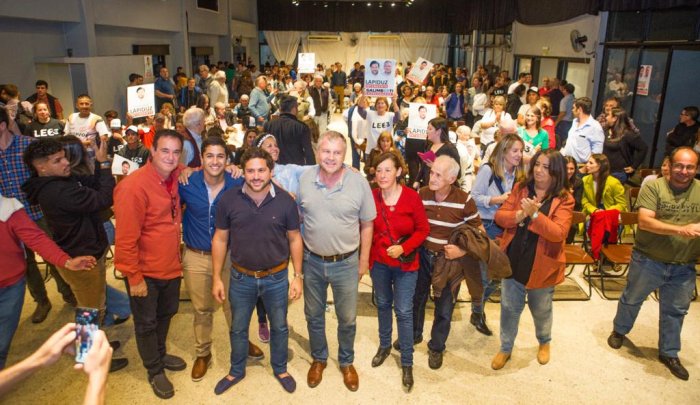 Galimberti y Lapiduz junto a otros dirigentes y partidarios, este viernes.