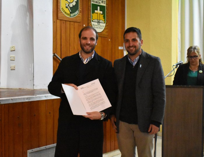 El concejal Luciano Dell' Olio entreg&oacute; la declaraci&oacute;n de inter&eacute;s al rector del IPC.