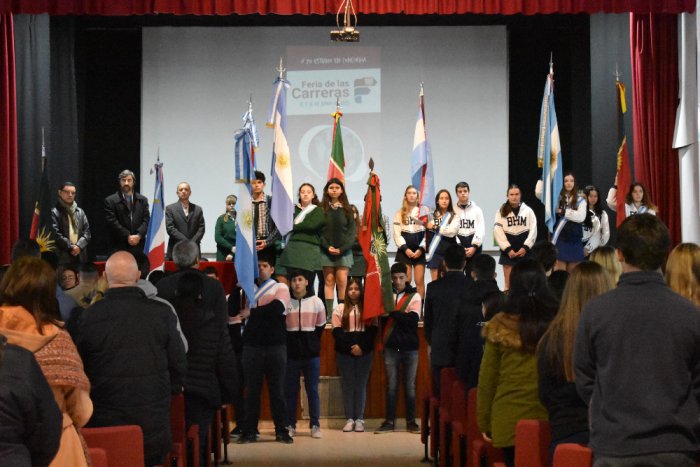 Abanderados y escoltas de 4 escuelas de Concordia engalanaron la apertura.