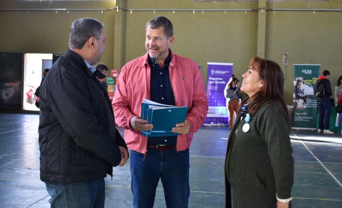 El senador Armando Gay llev&oacute; la declaraci&oacute;n y fue recibido por el director departamental de Escuelas, Fabi&aacute;n Vallejos.